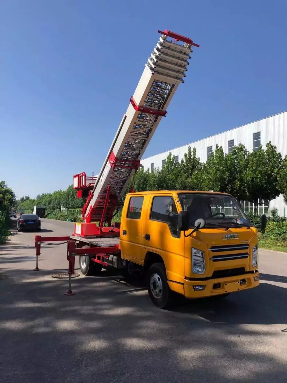 志仲镇附近的云梯车出租服务：轻松解决高空作业需求